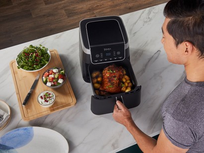 Compact air fryer, larger capacity*