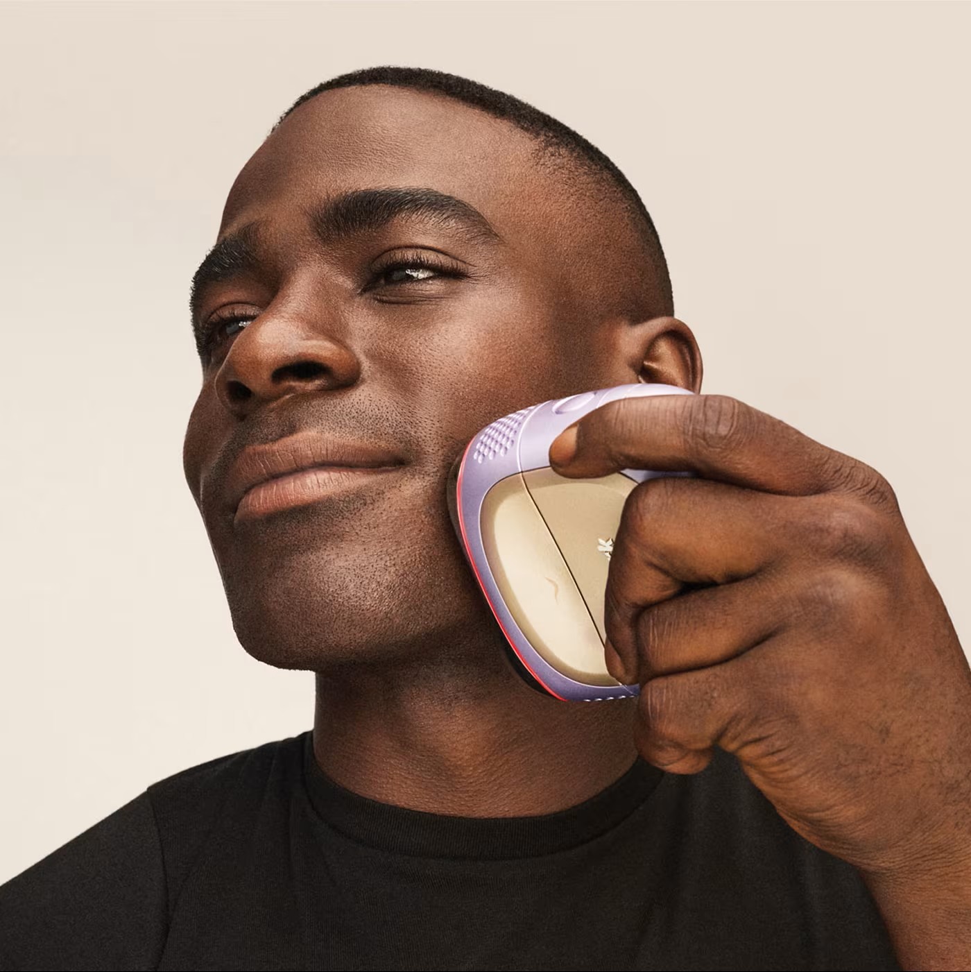 Man using the Shark DePuffi instant hot and cold contrast therapy tool